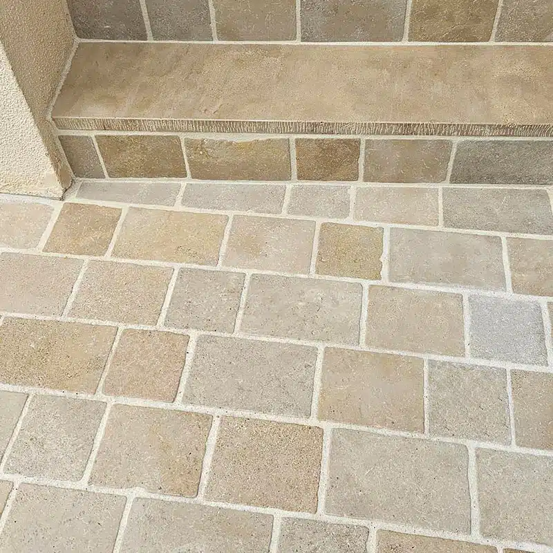 Pavés en mera beige pour la réalisation d'une entrée