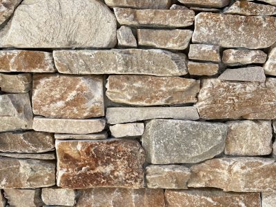 Comment faire un mur en pierre de parement ? faire un mur en pierre de parement