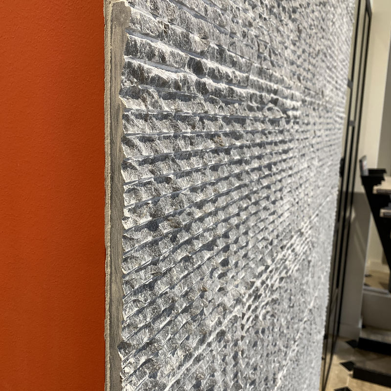 Parement Alia collé en intérieur sur un mur