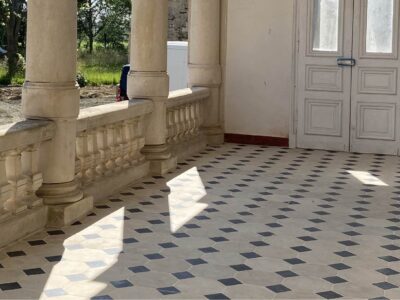 Rénovation d'un château avec notre dallage Patrimoine en cabochon !