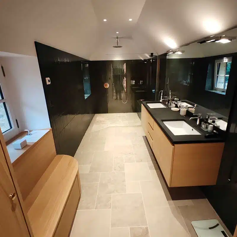 dallage mera beige métisse dans une salle de bain