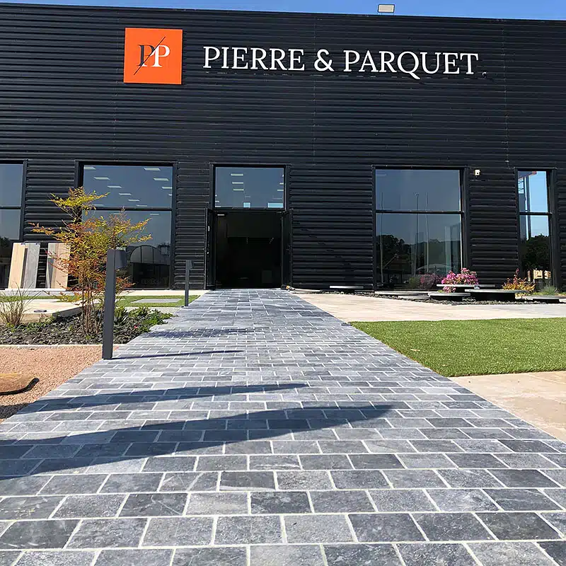 Entrée d'un magasin Pierre et Parquet avec les pavés Alia sablé brossé