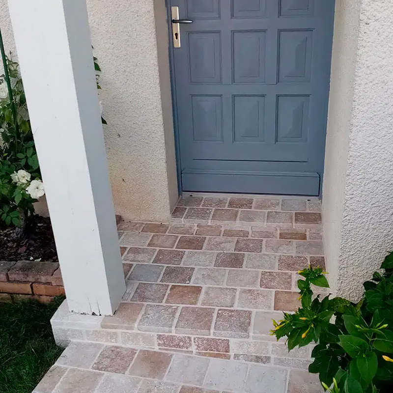 Entrée de maison avec porte et sol en tarvertin mix