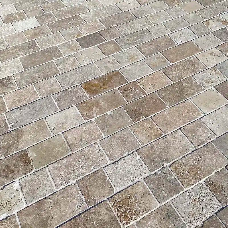 Pavés de couleur beige en travertin Mix