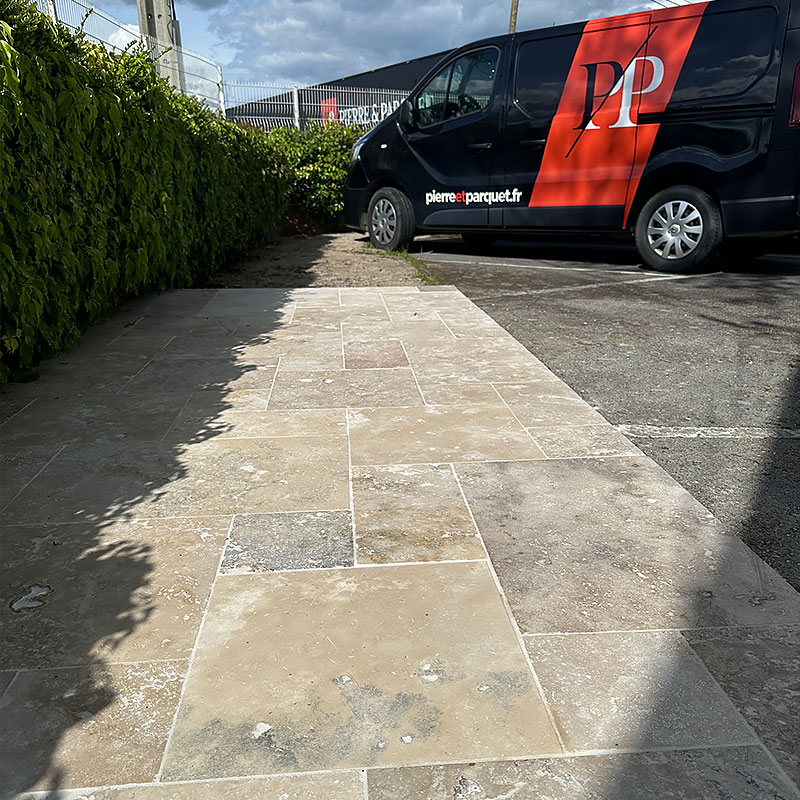 Réalisation en travertin 2ème choix mix. avec pose