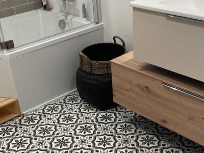 Salle de bain avec nos carreaux de ciment Céleste